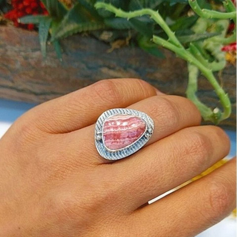 Rhodochrosit-Stein-Ring mit besonderem Design