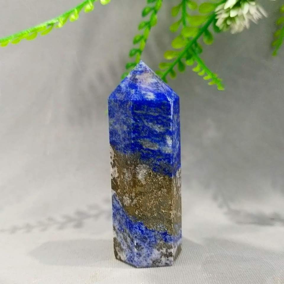 lapis lazuli doğal taş kule 111 gr