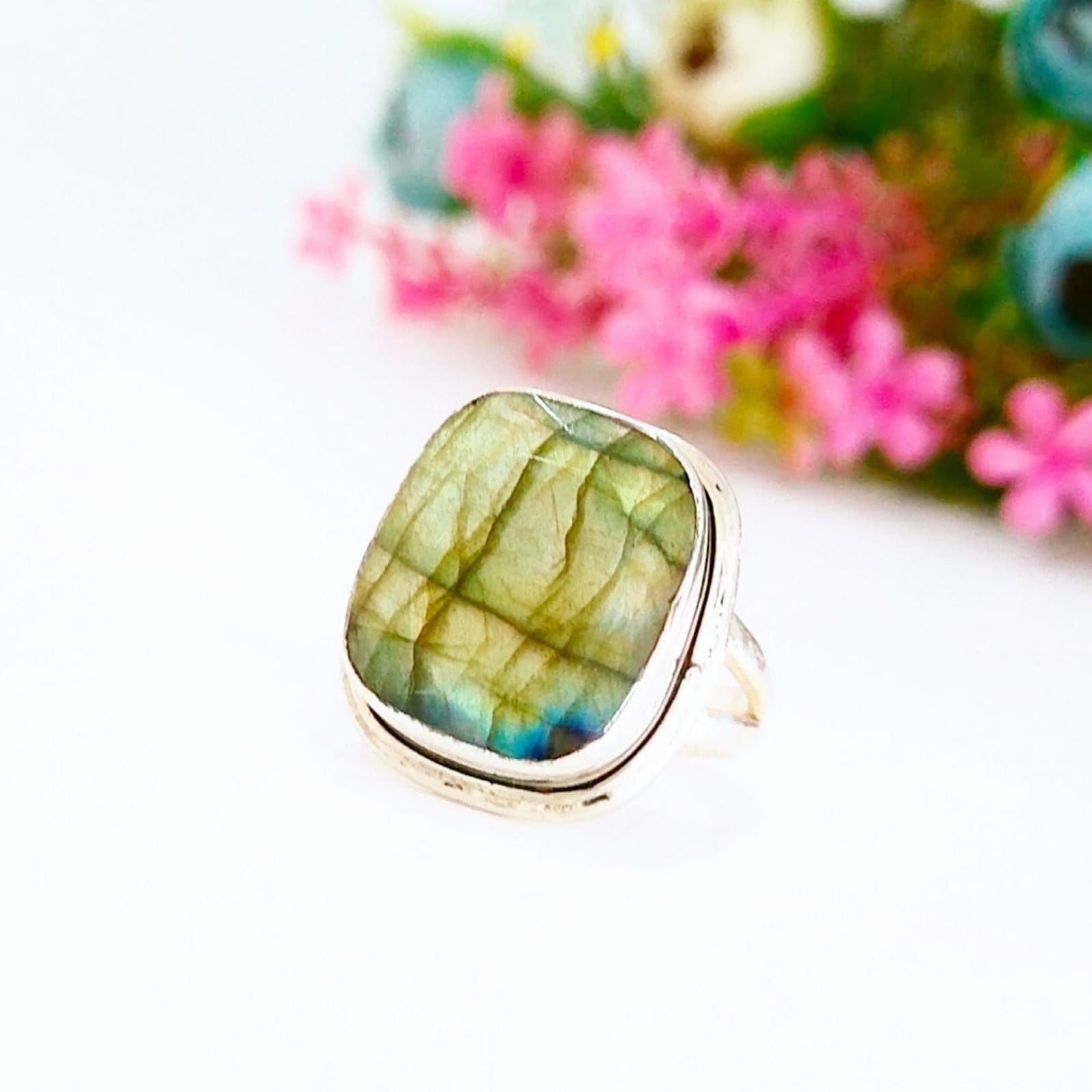 Labradorit-Natursteinring mit besonderem Design