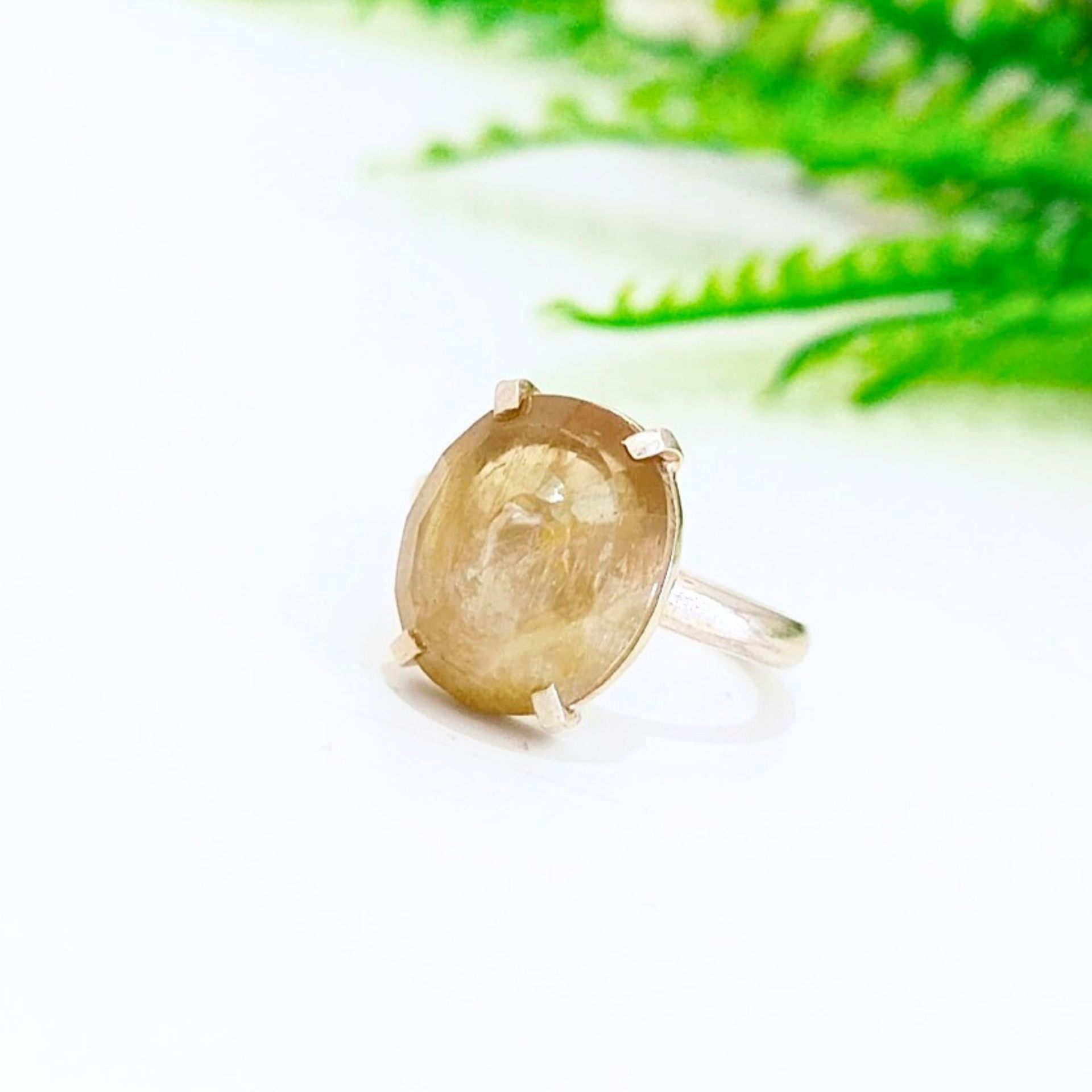 Natürlicher Diaspor-Natursteinring mit speziellem Design