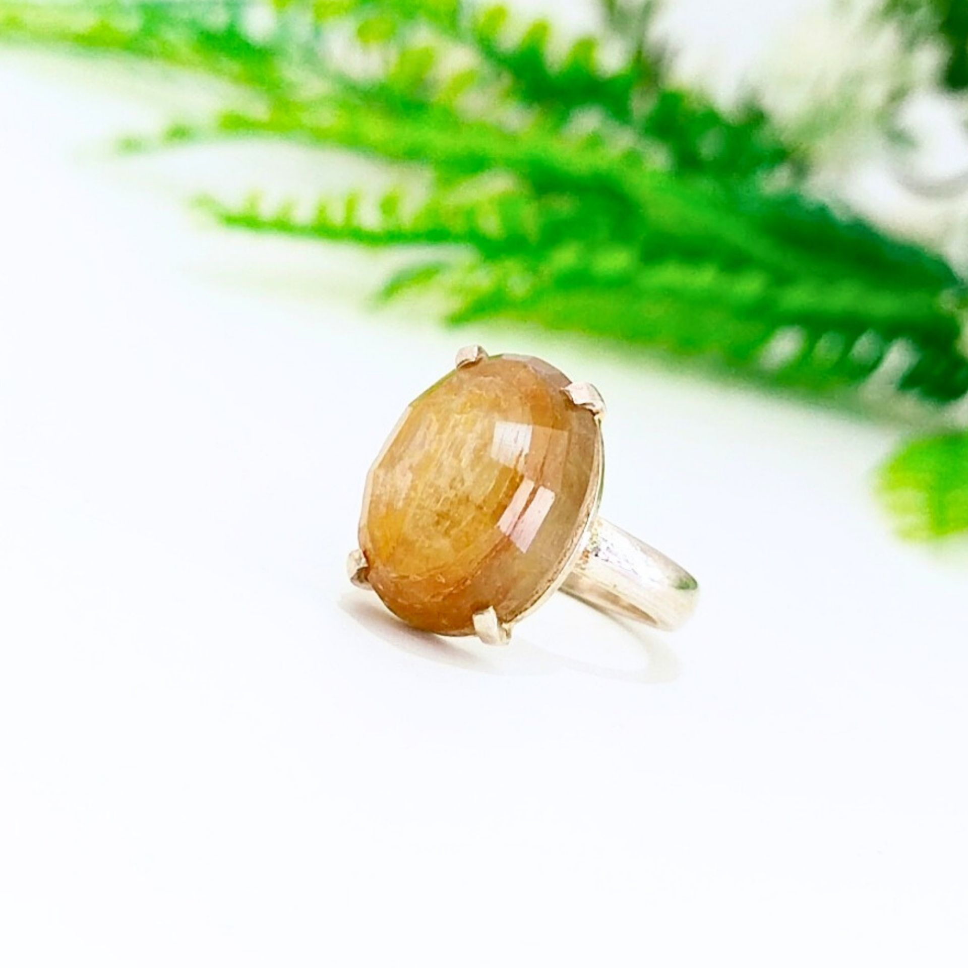 Natürlicher Diaspor-Natursteinring mit speziellem Design