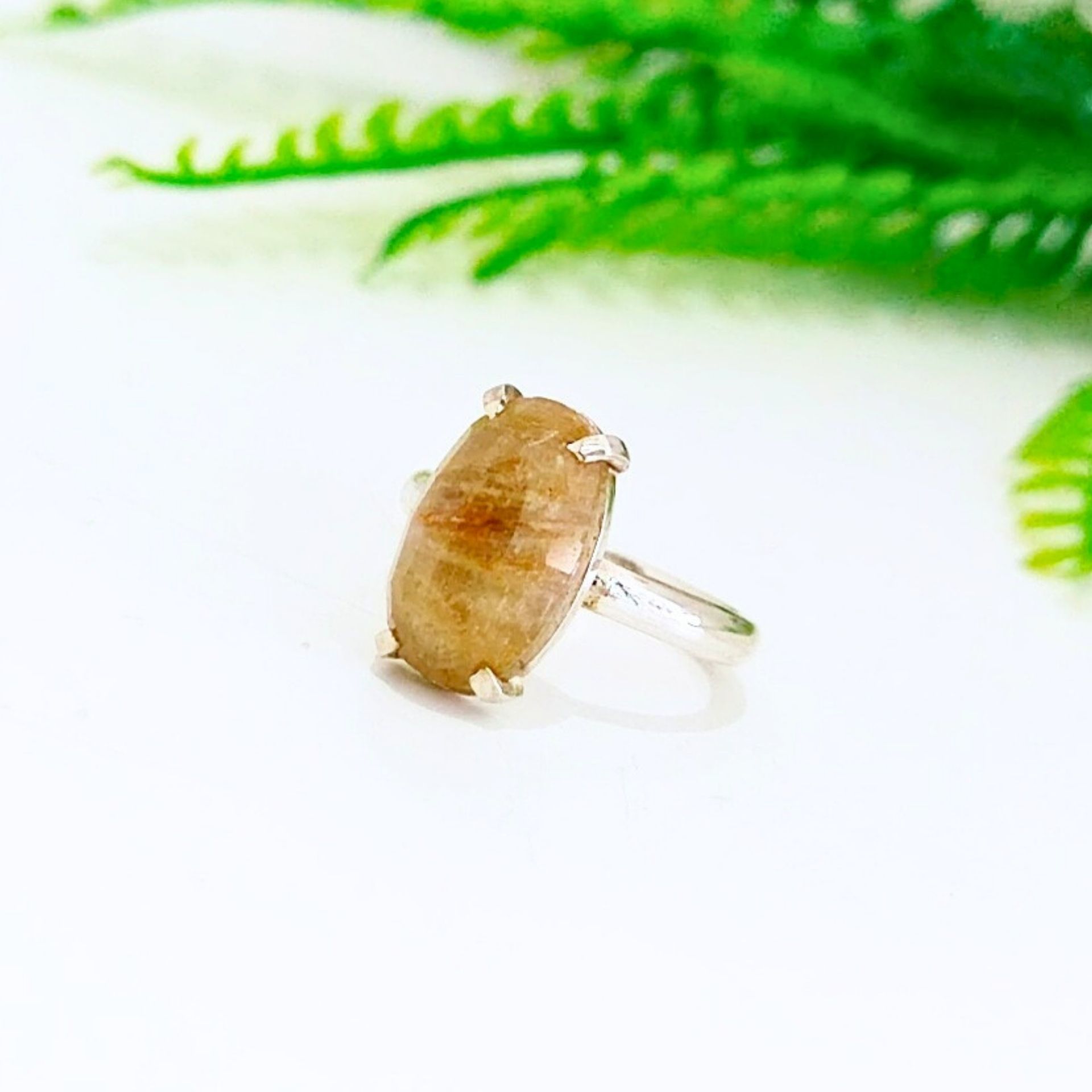 Natürlicher Diaspor-Natursteinring mit speziellem Design