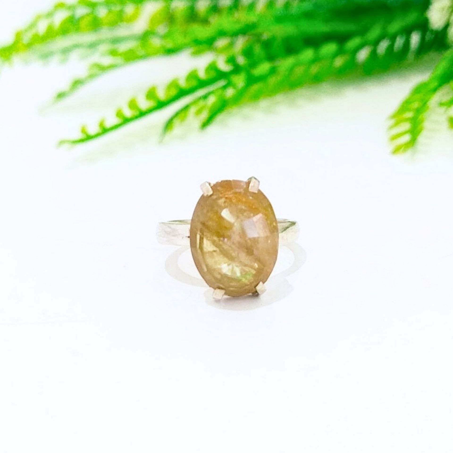 Natürlicher Diaspor-Natursteinring mit speziellem Design