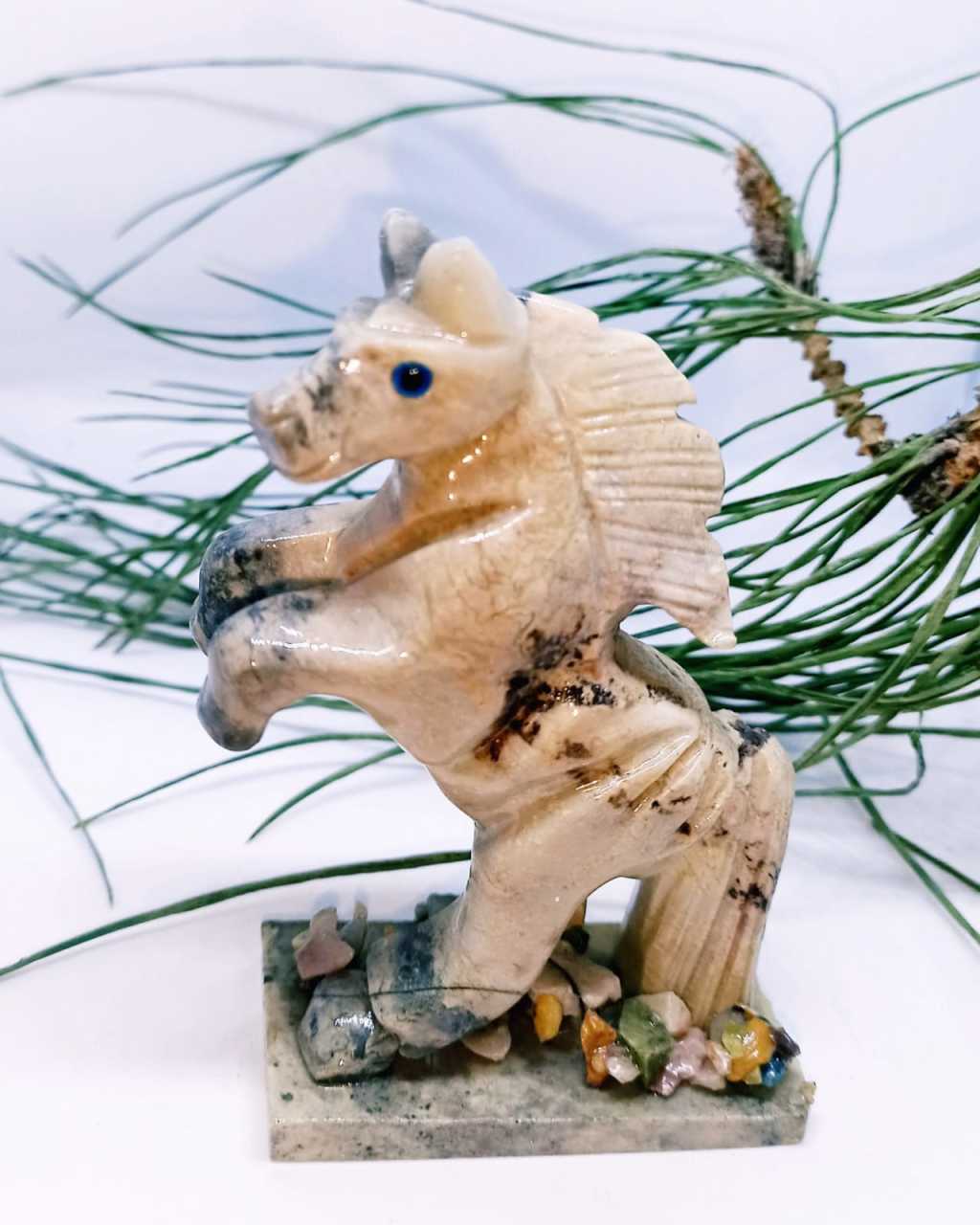 Handgefertigte Figur aus Jaspis-Naturstein