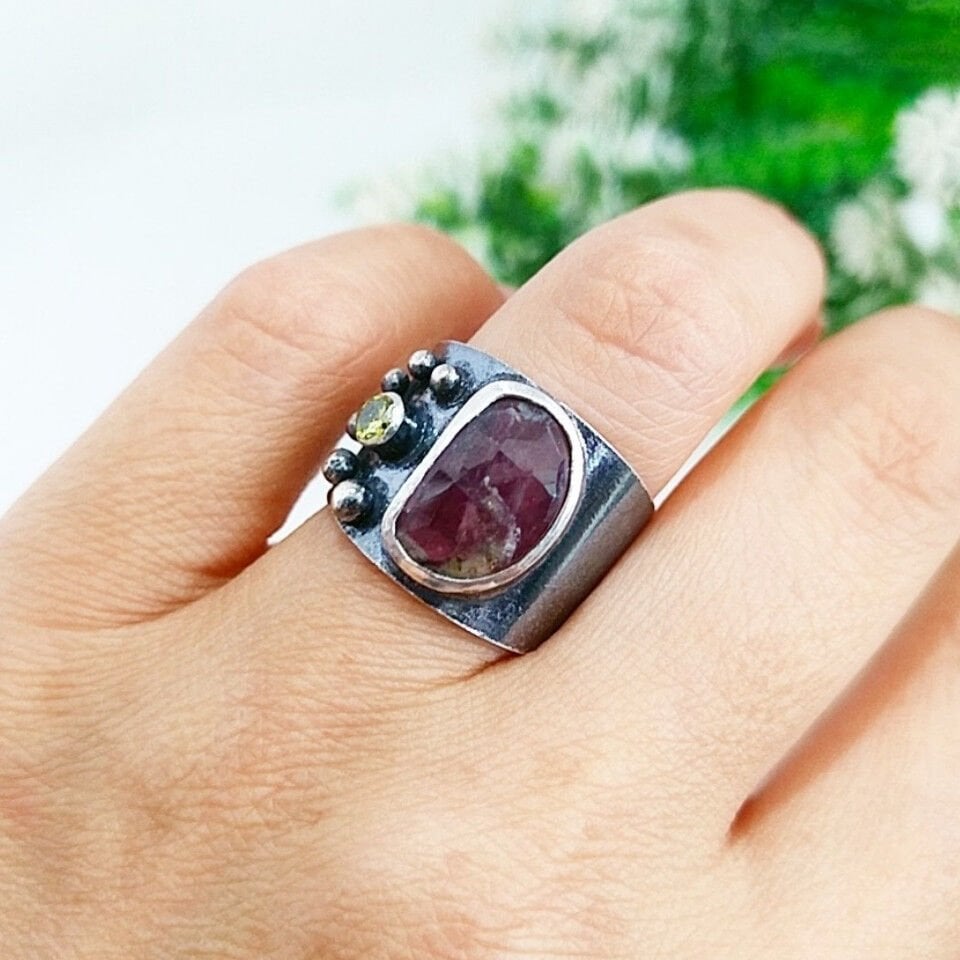 Rubinstein-Ring mit besonderem Design – OTS1118
