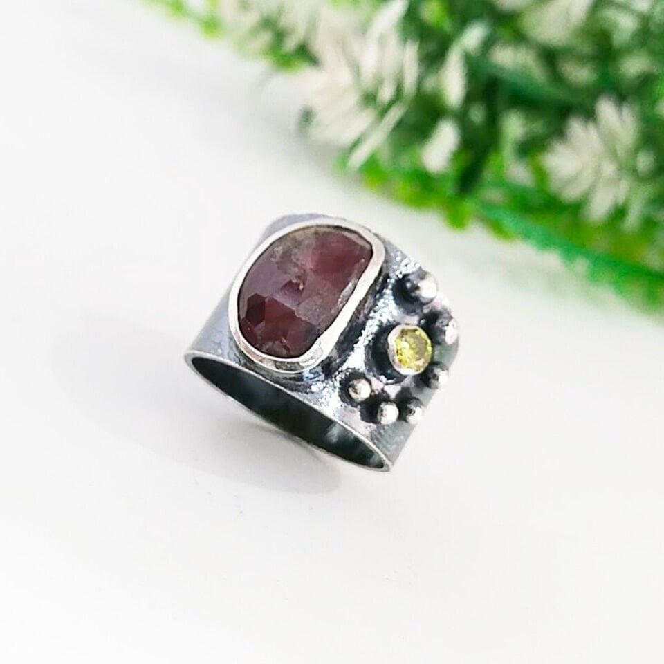 Rubinstein-Ring mit besonderem Design – OTS1118