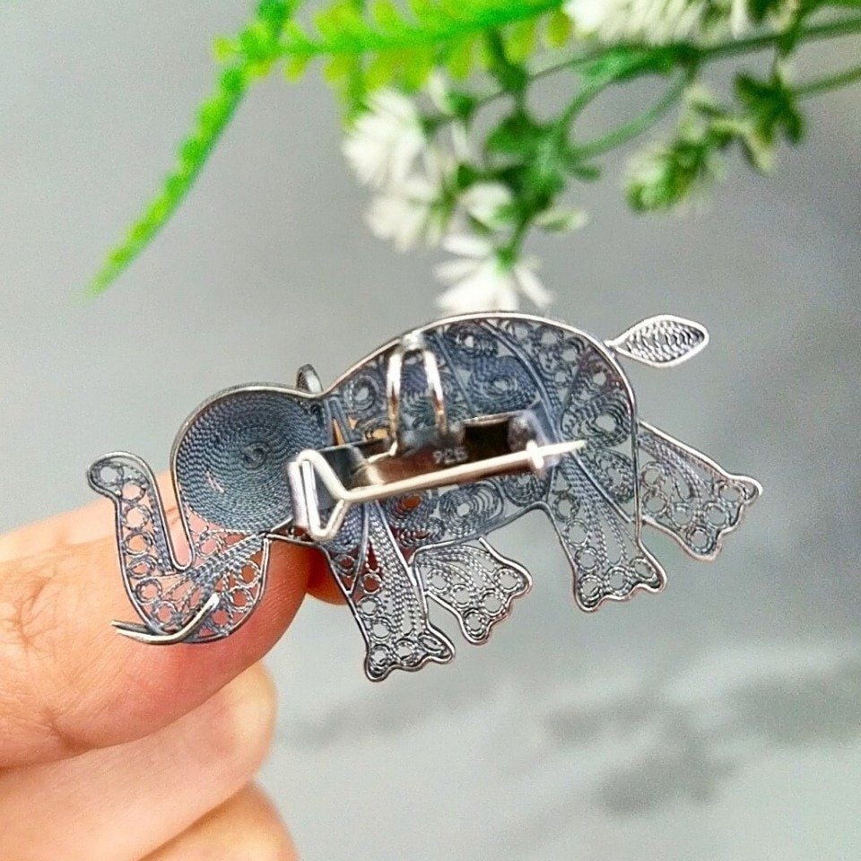 Filigrane Brosche mit Elefantenmotiv und Saphirstein im Sonderdesign
