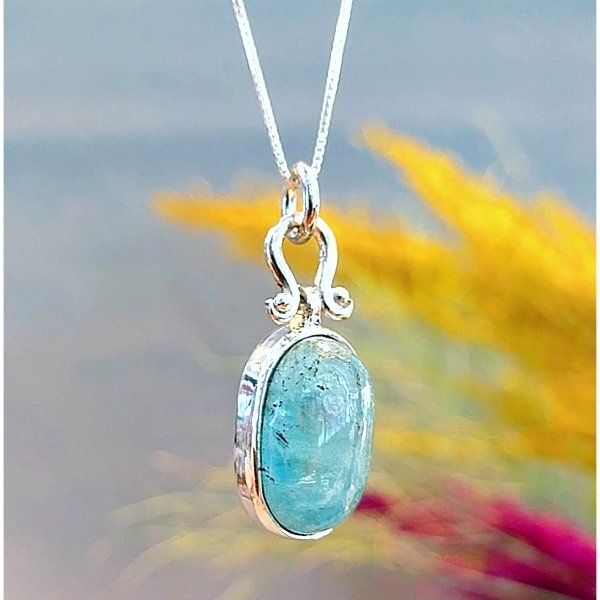 Aquamarin-Halskette aus Naturstein mit speziellem Design, 10 Karat