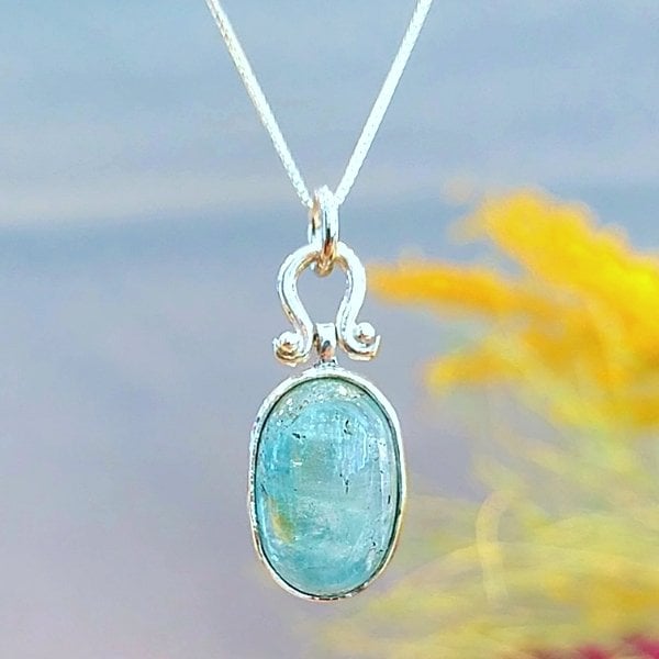 Aquamarin-Halskette aus Naturstein mit speziellem Design, 10 Karat