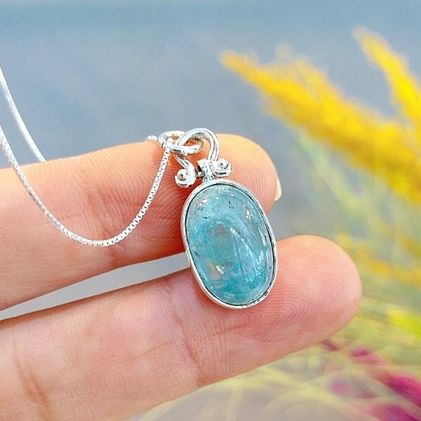 Aquamarin-Halskette aus Naturstein mit speziellem Design, 10 Karat