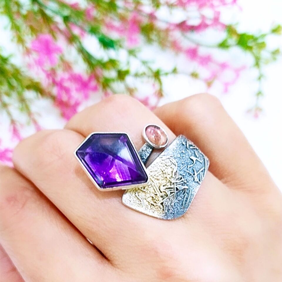 Amethyst-Turmalin-Stein-Ring mit besonderem Design