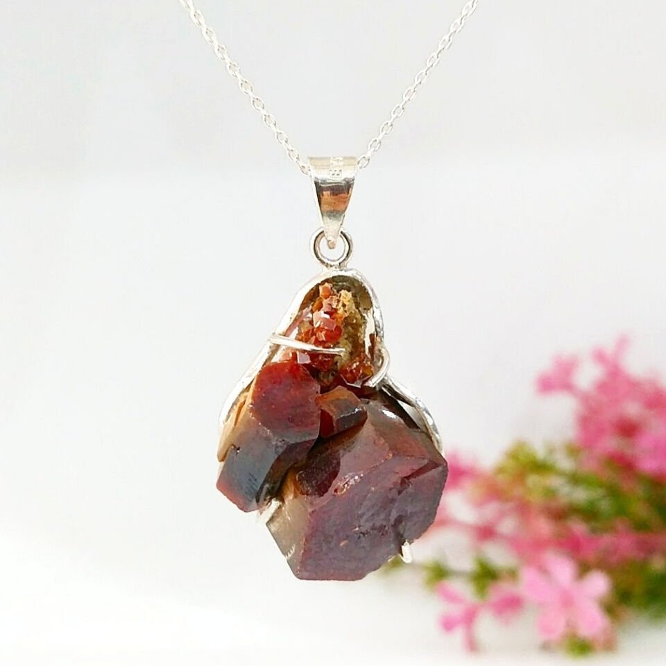 Vanadinit-Stein-Halskette mit speziellem Design – TSR1358
