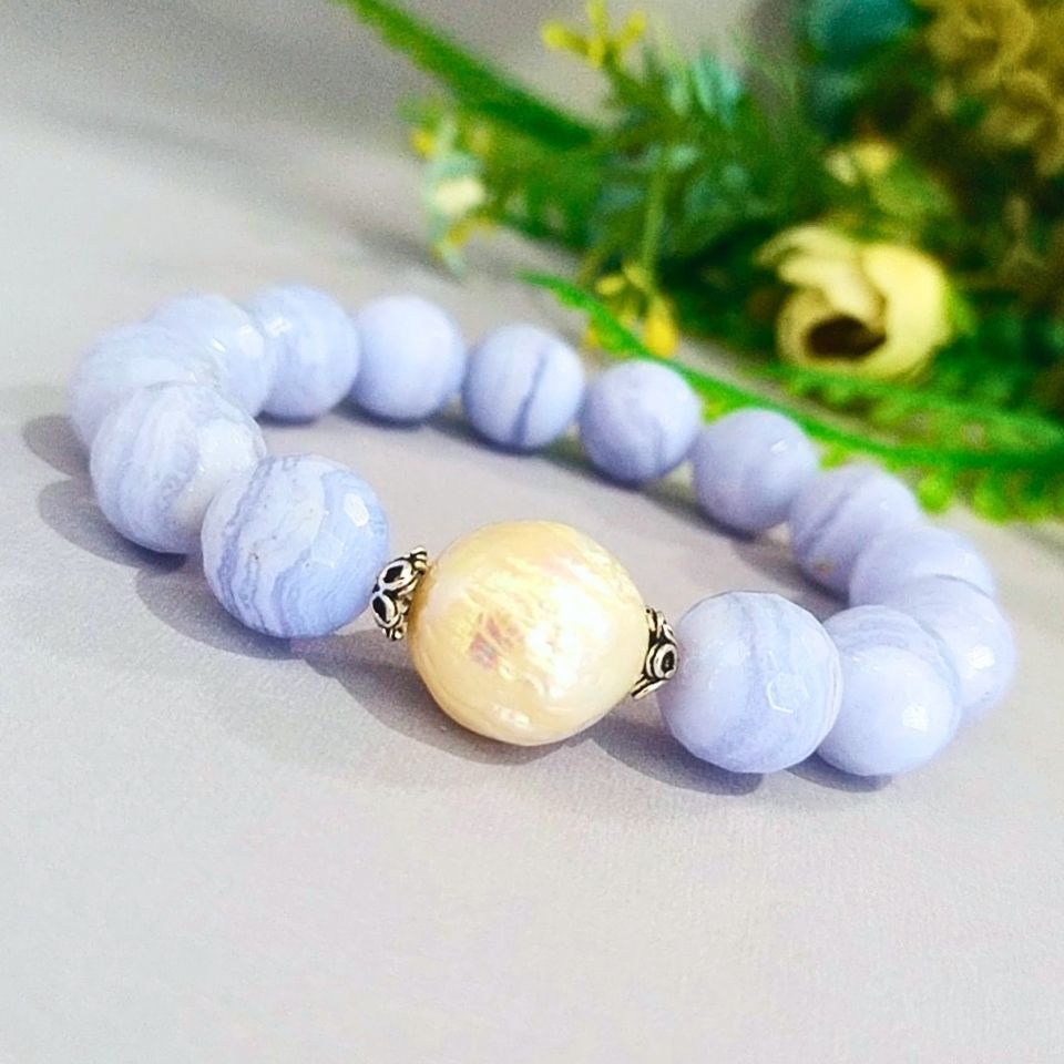 12 mm großes Armband aus Chalcedon und Barockperle