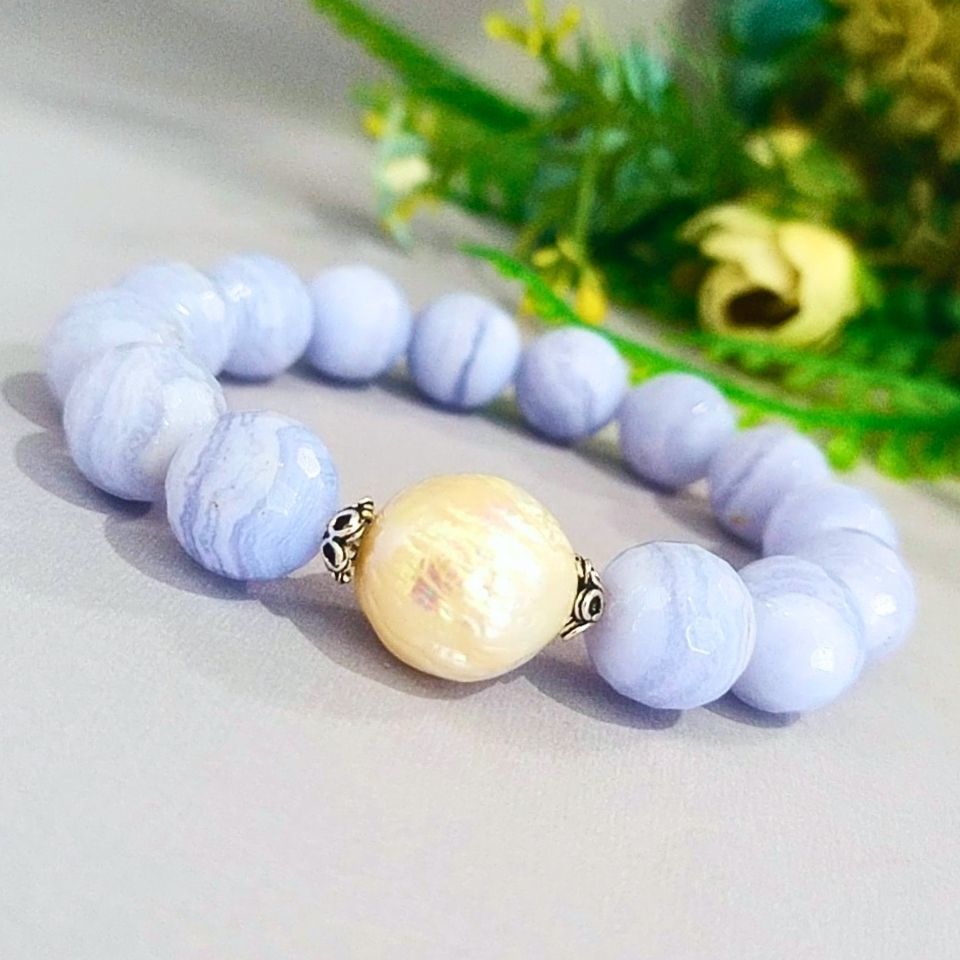 12 mm großes Armband aus Chalcedon und Barockperle