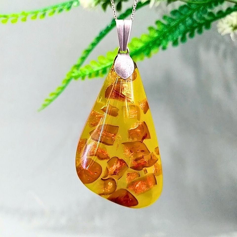 Antique Amber Pendant A16