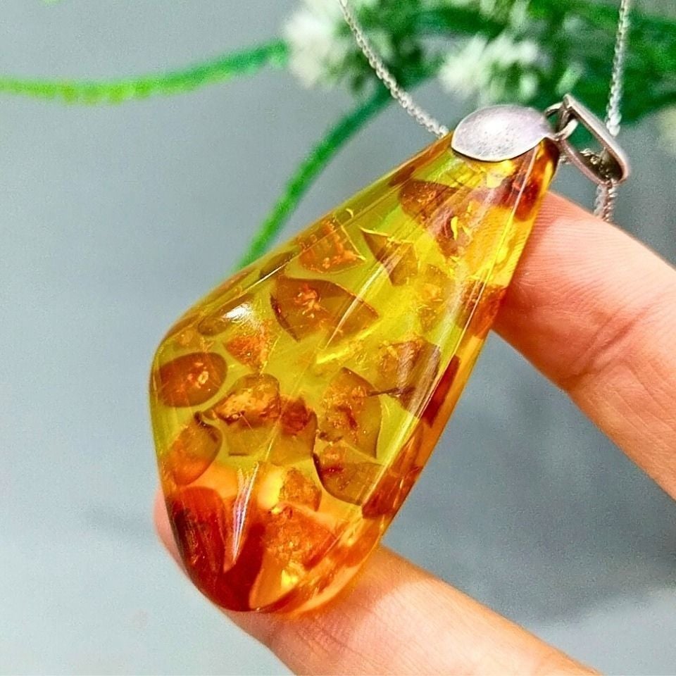 Antique Amber Pendant A16
