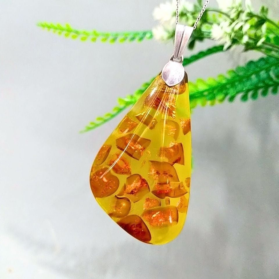 Antique Amber Pendant A16