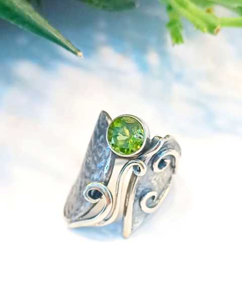 Ring mit Zebrastein und besonderem Design