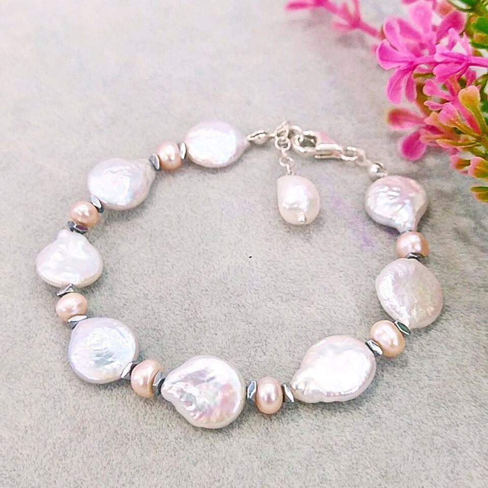 Armband mit Barockperlen und speziellem Design