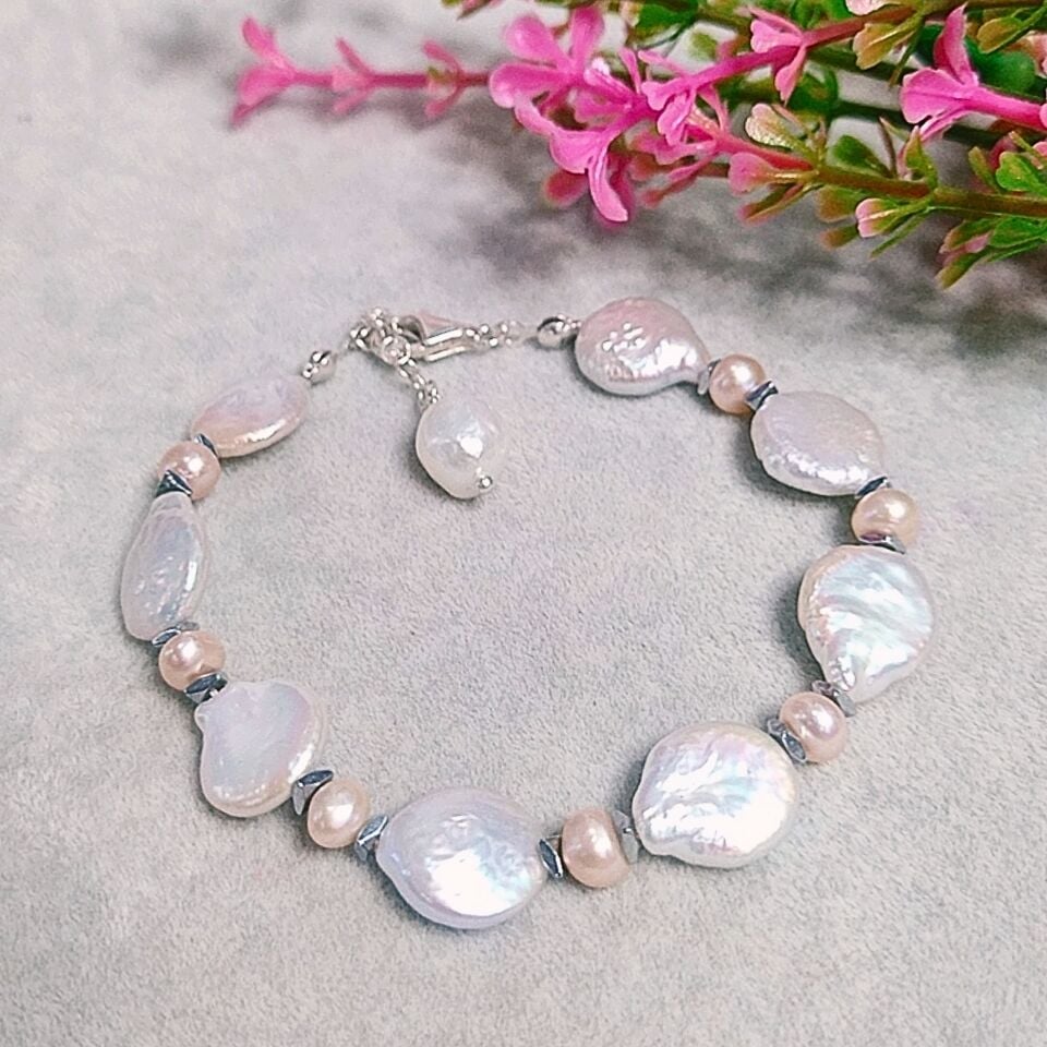 Armband mit Barockperlen und speziellem Design
