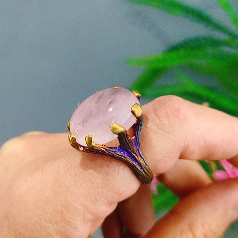 Rosenquarz-Ring mit besonderem Design