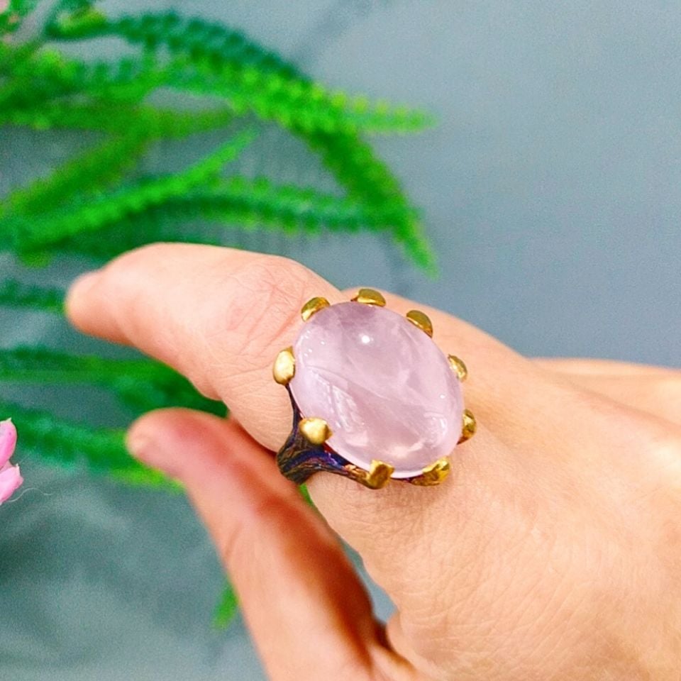Rosenquarz-Ring mit besonderem Design
