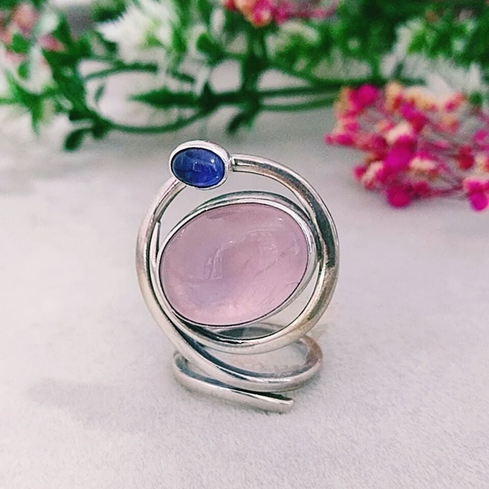 Rosenquarz-Ring mit besonderem Design