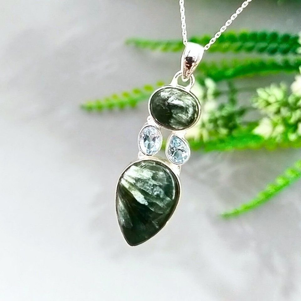 Halskette mit besonderem Design aus Seraphinit und blauem Topas