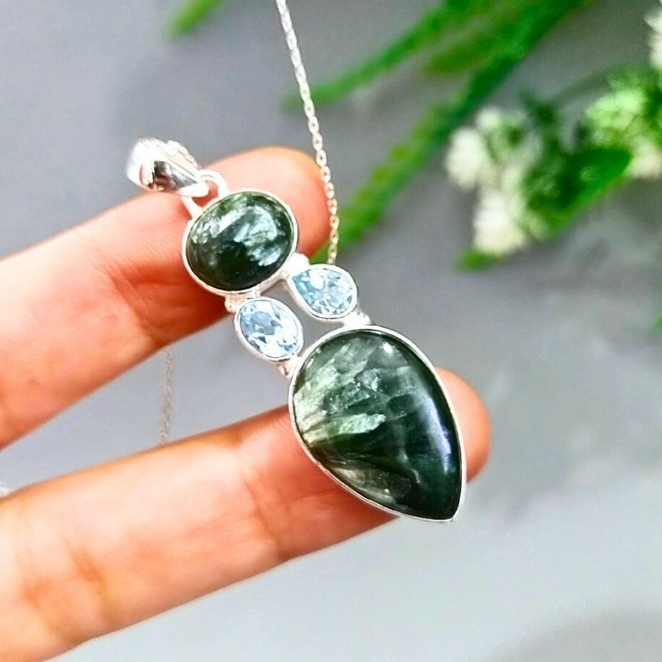 Halskette mit besonderem Design aus Seraphinit und blauem Topas
