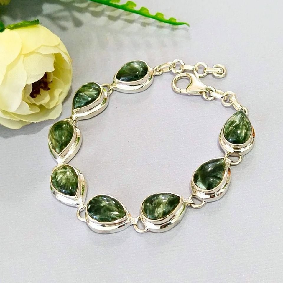 Armband mit Seraphinit-Stein und speziellem Design