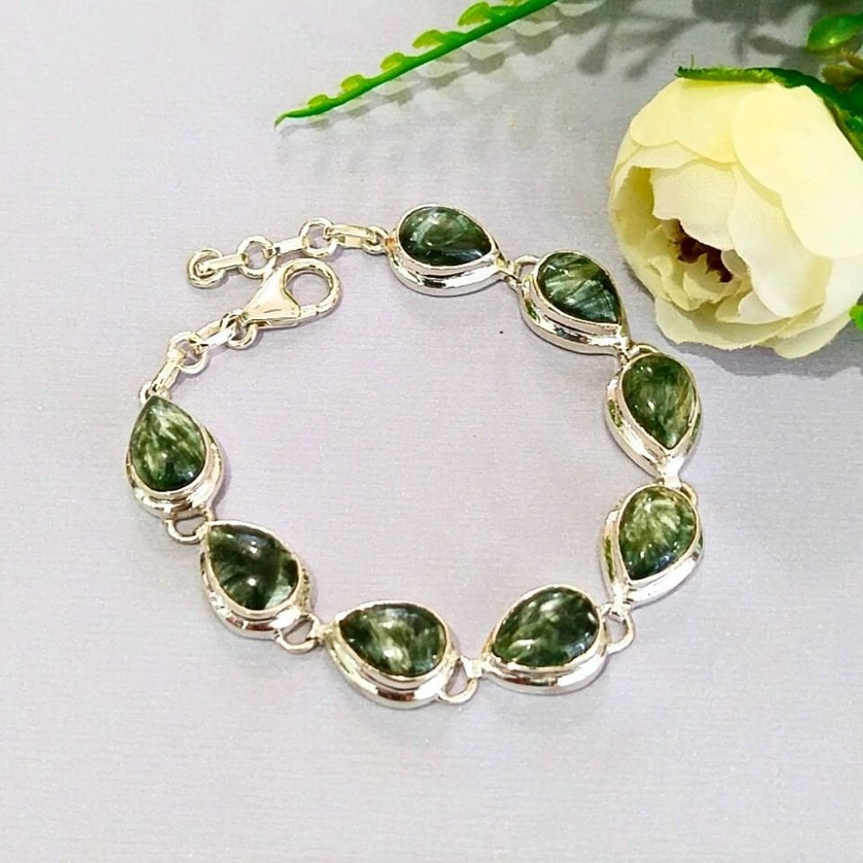 Armband mit Seraphinit-Stein und speziellem Design