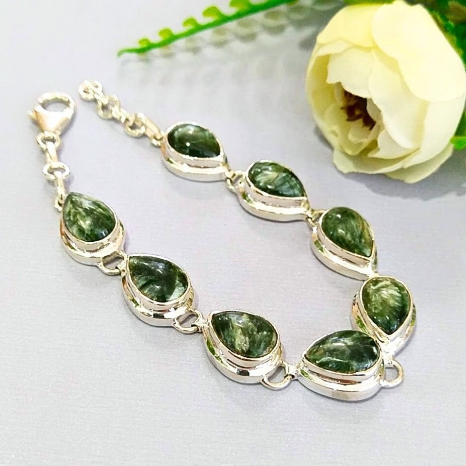 Armband mit Seraphinit-Stein und speziellem Design