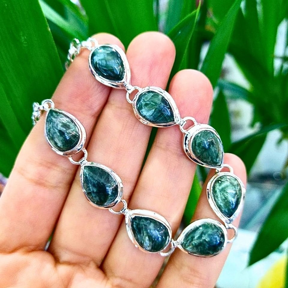 Armband mit Seraphinit-Stein und speziellem Design