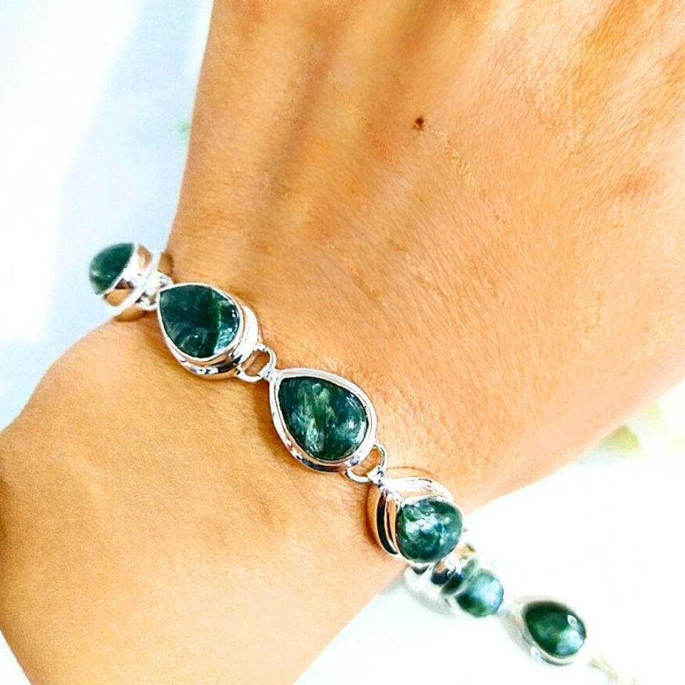 Armband mit Seraphinit-Stein und speziellem Design