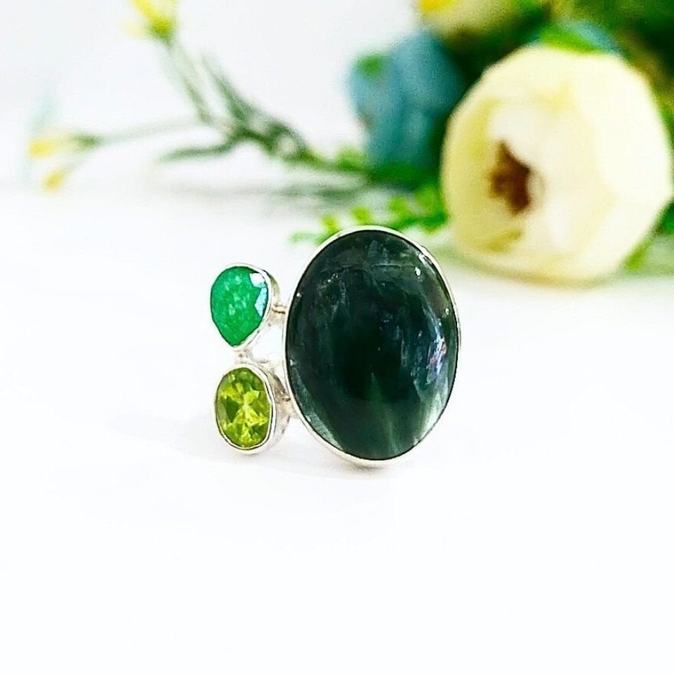 Ring mit Seraphinit-Stein und besonderem Design