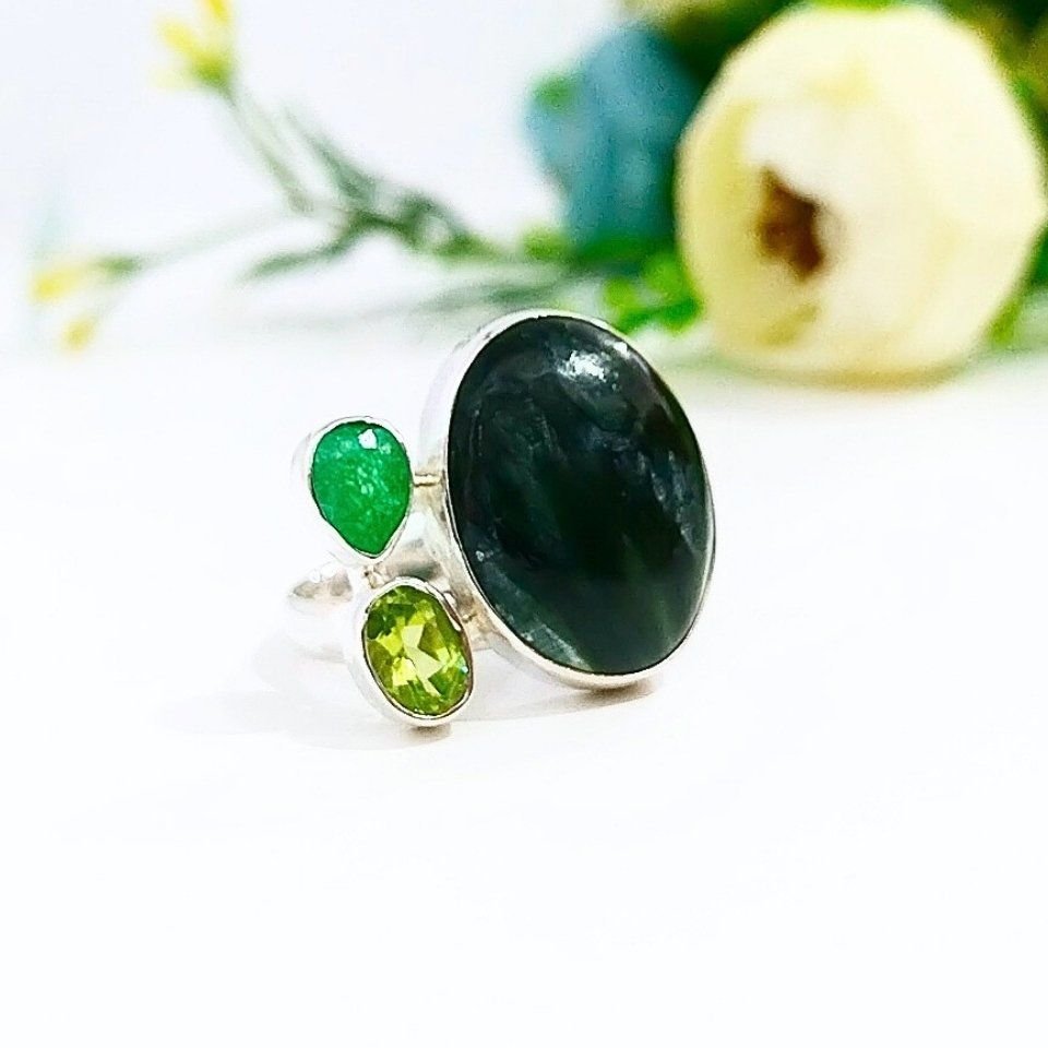 Ring mit Seraphinit-Stein und besonderem Design