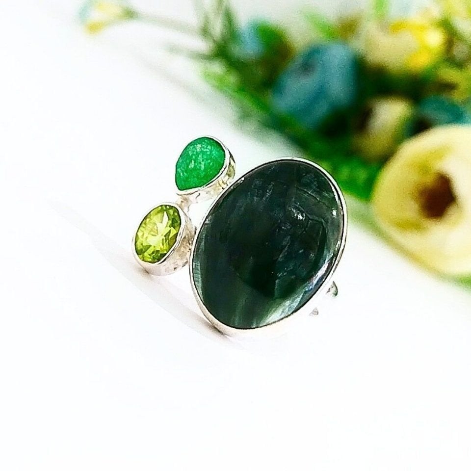 Ring mit Seraphinit-Stein und besonderem Design