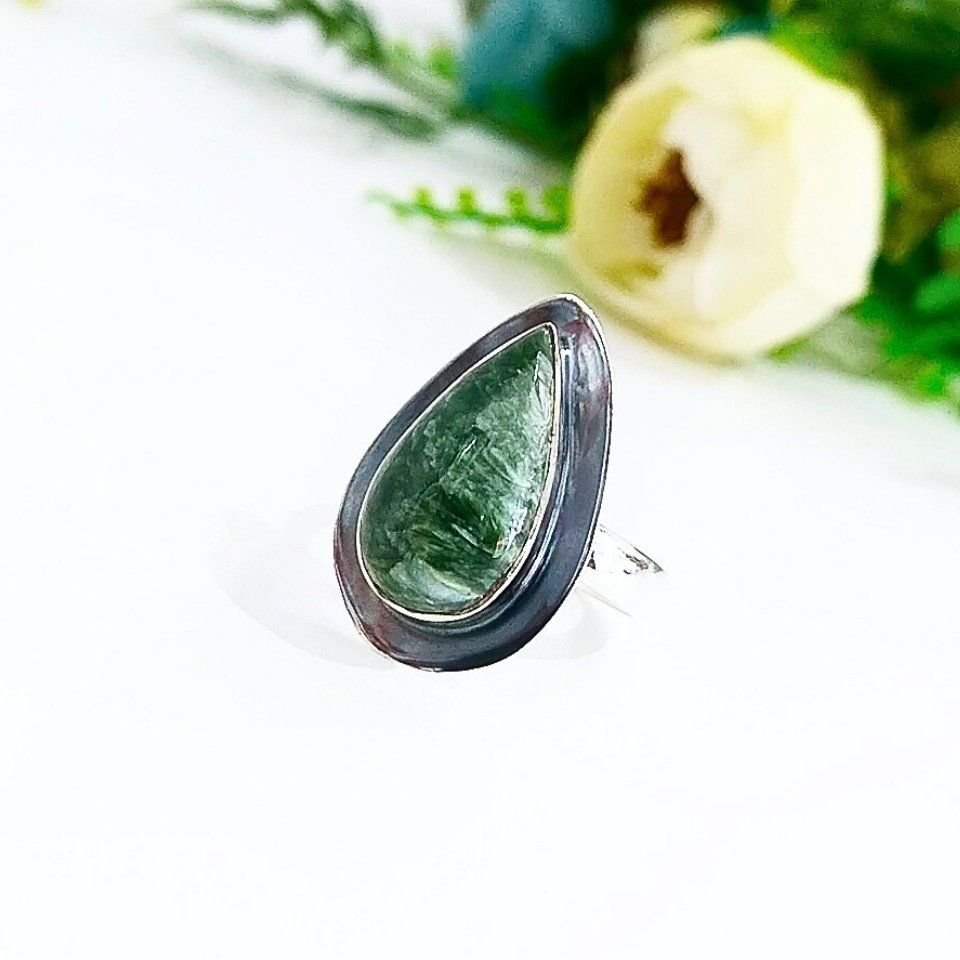 Ring mit Seraphinit-Stein und besonderem Design