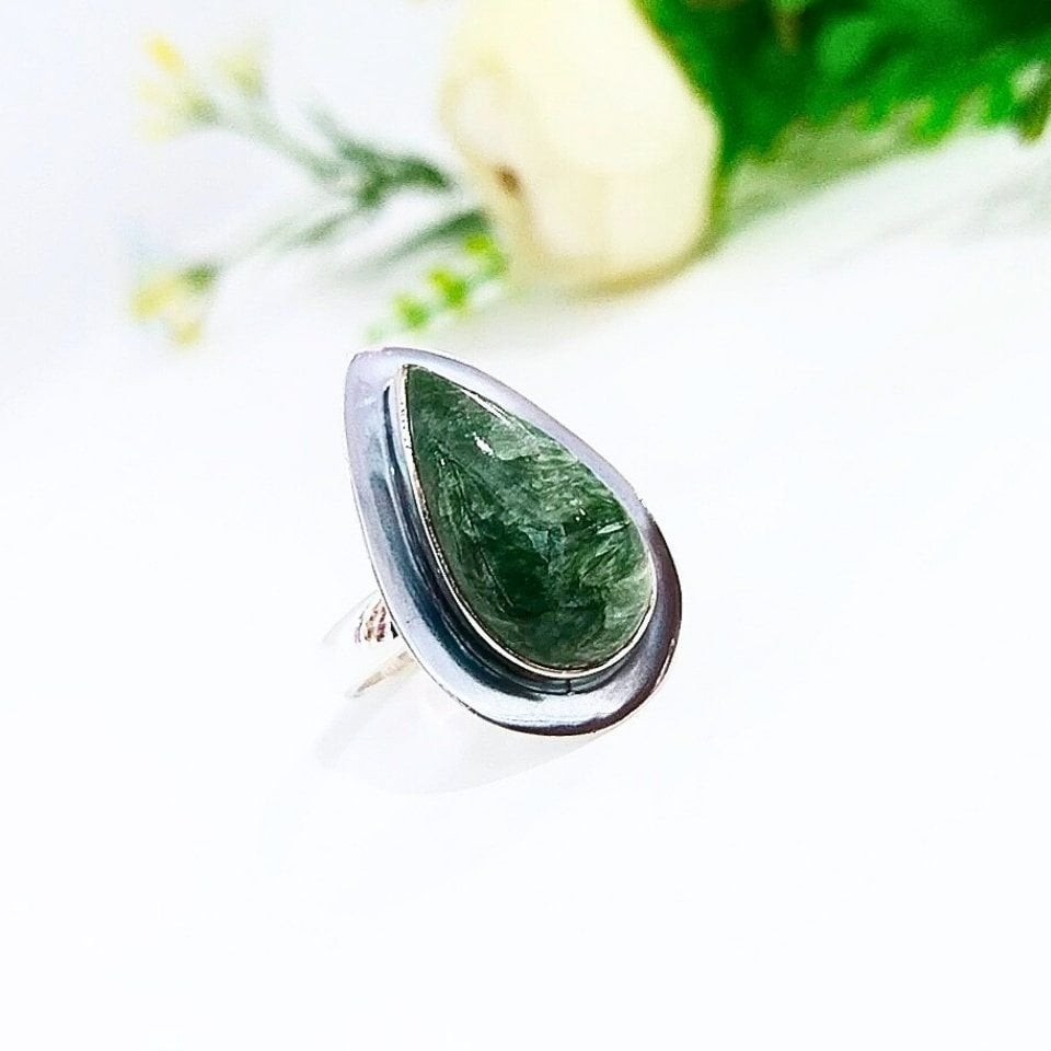 Ring mit Seraphinit-Stein und besonderem Design