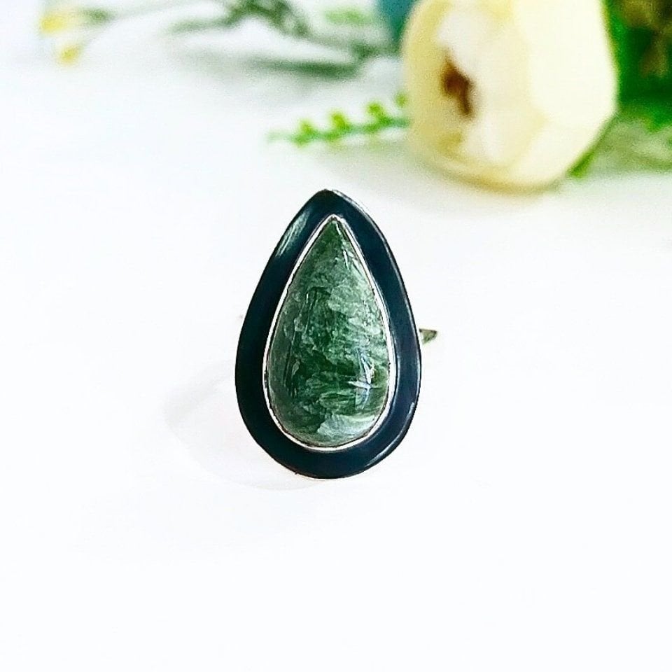 Ring mit Seraphinit-Stein und besonderem Design
