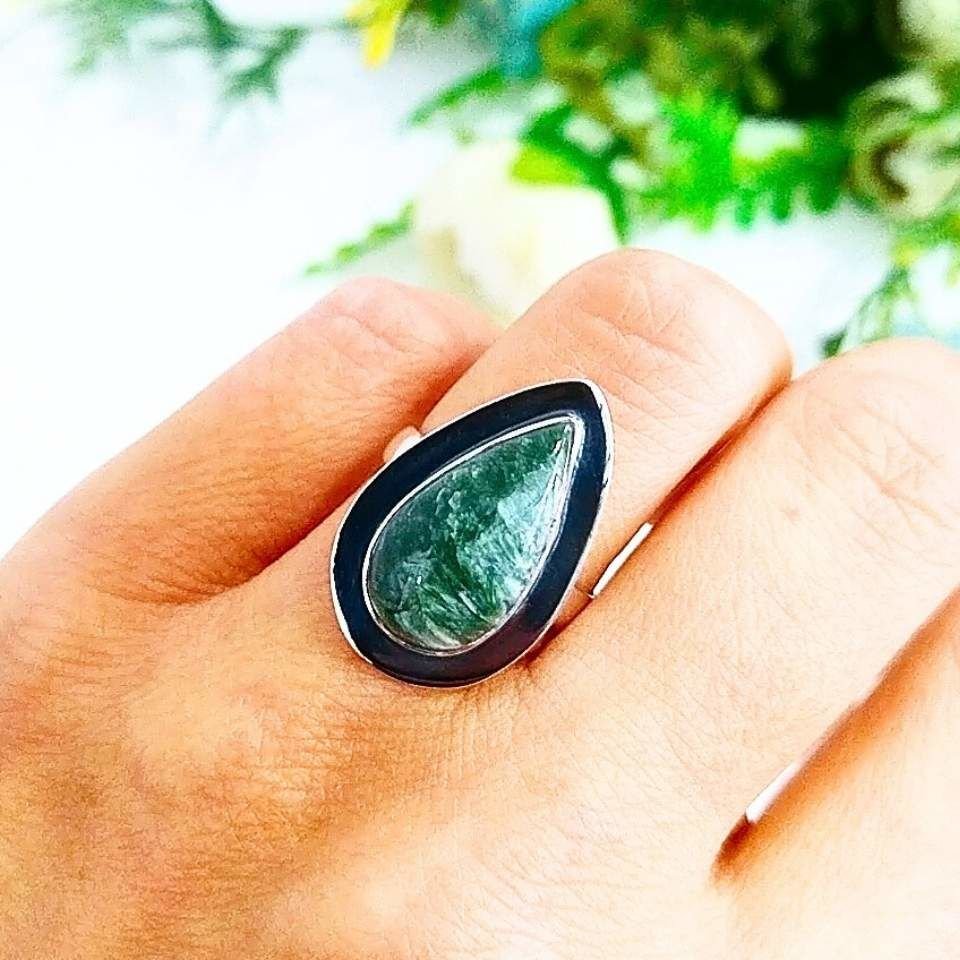 Ring mit Seraphinit-Stein und besonderem Design
