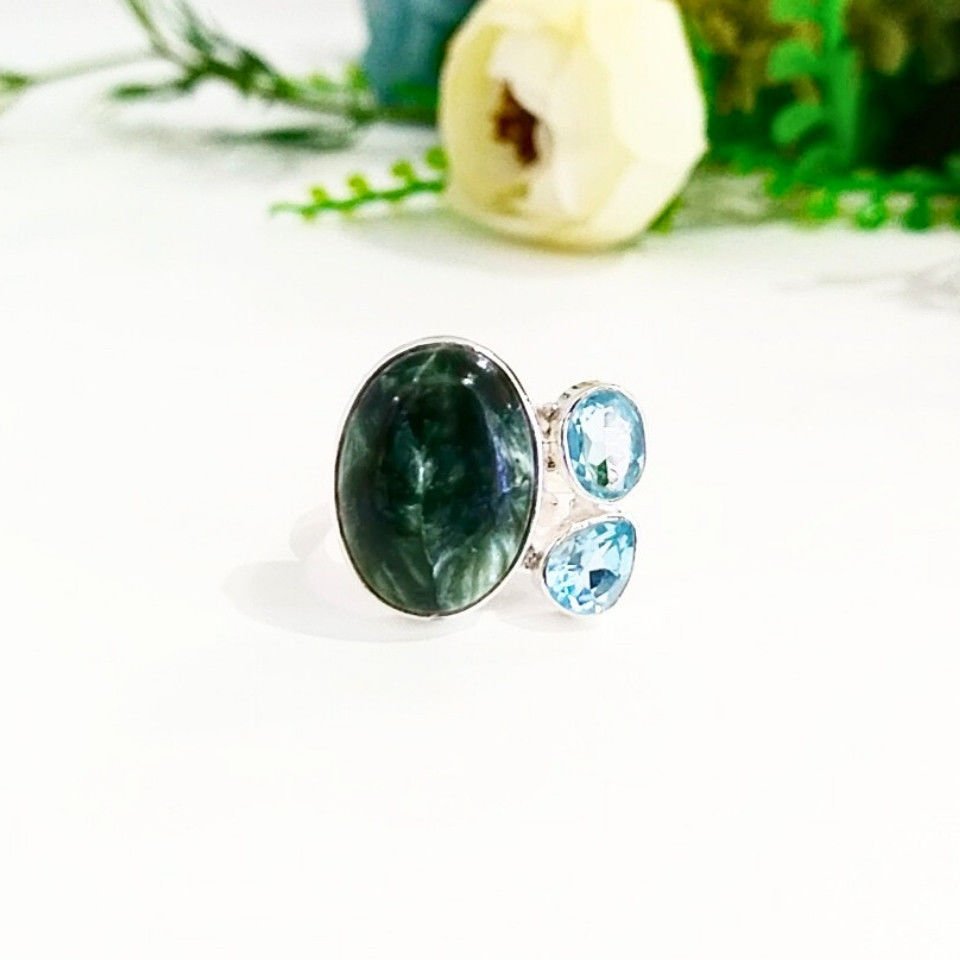 Ring mit Seraphinit-Stein und besonderem Design