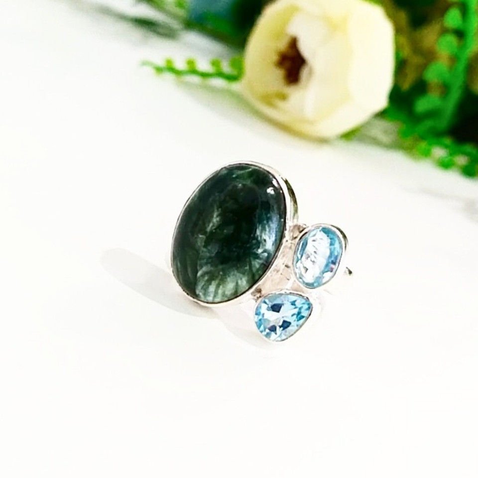 Ring mit Seraphinit-Stein und besonderem Design