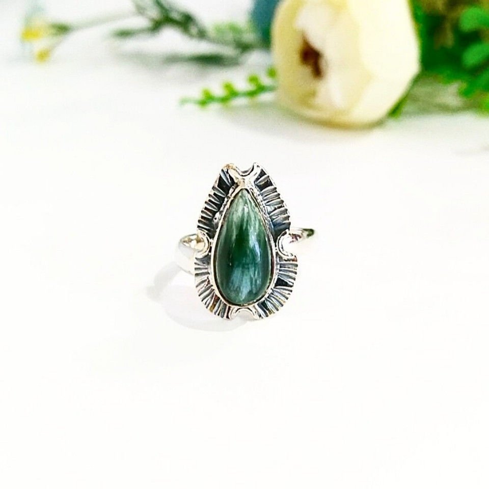 Ring mit Seraphinit-Stein und besonderem Design
