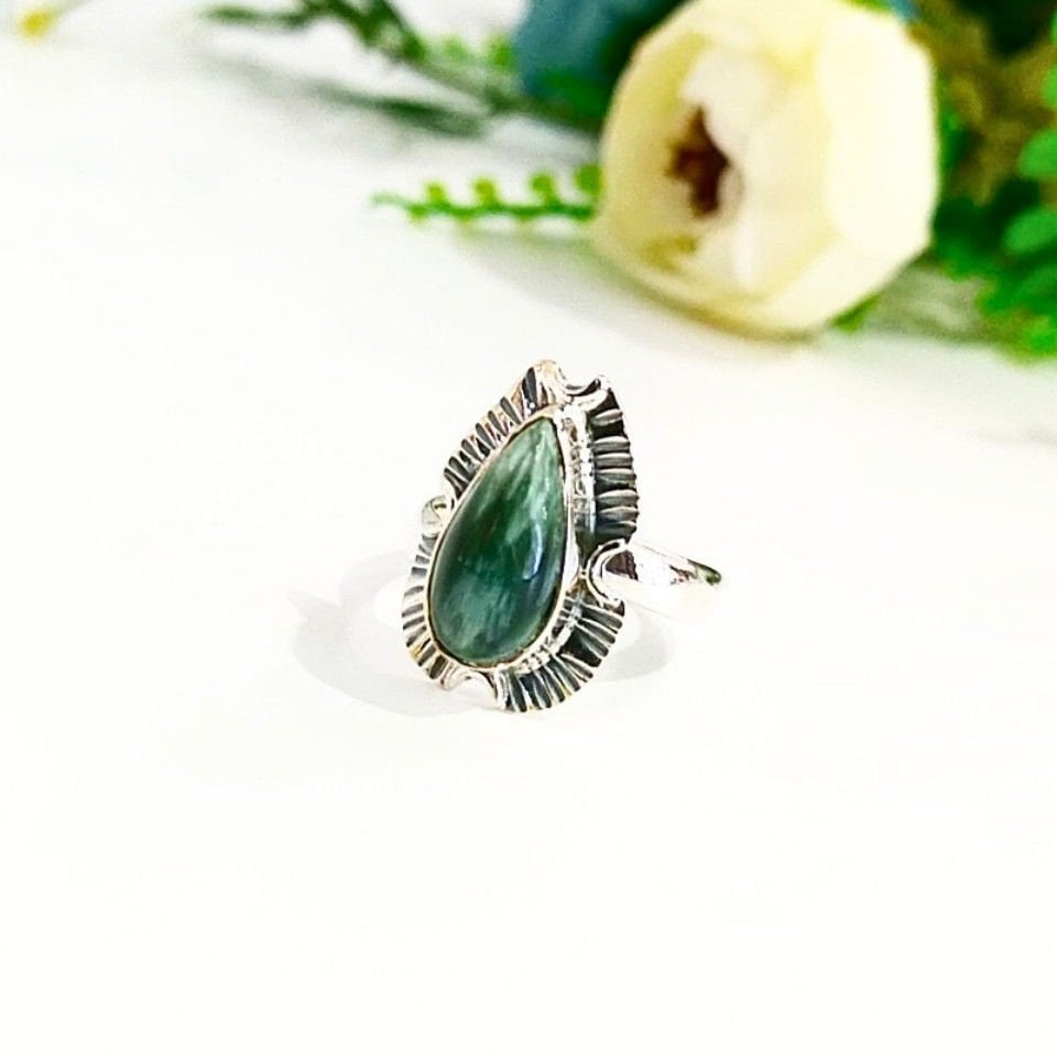 Ring mit Seraphinit-Stein und besonderem Design