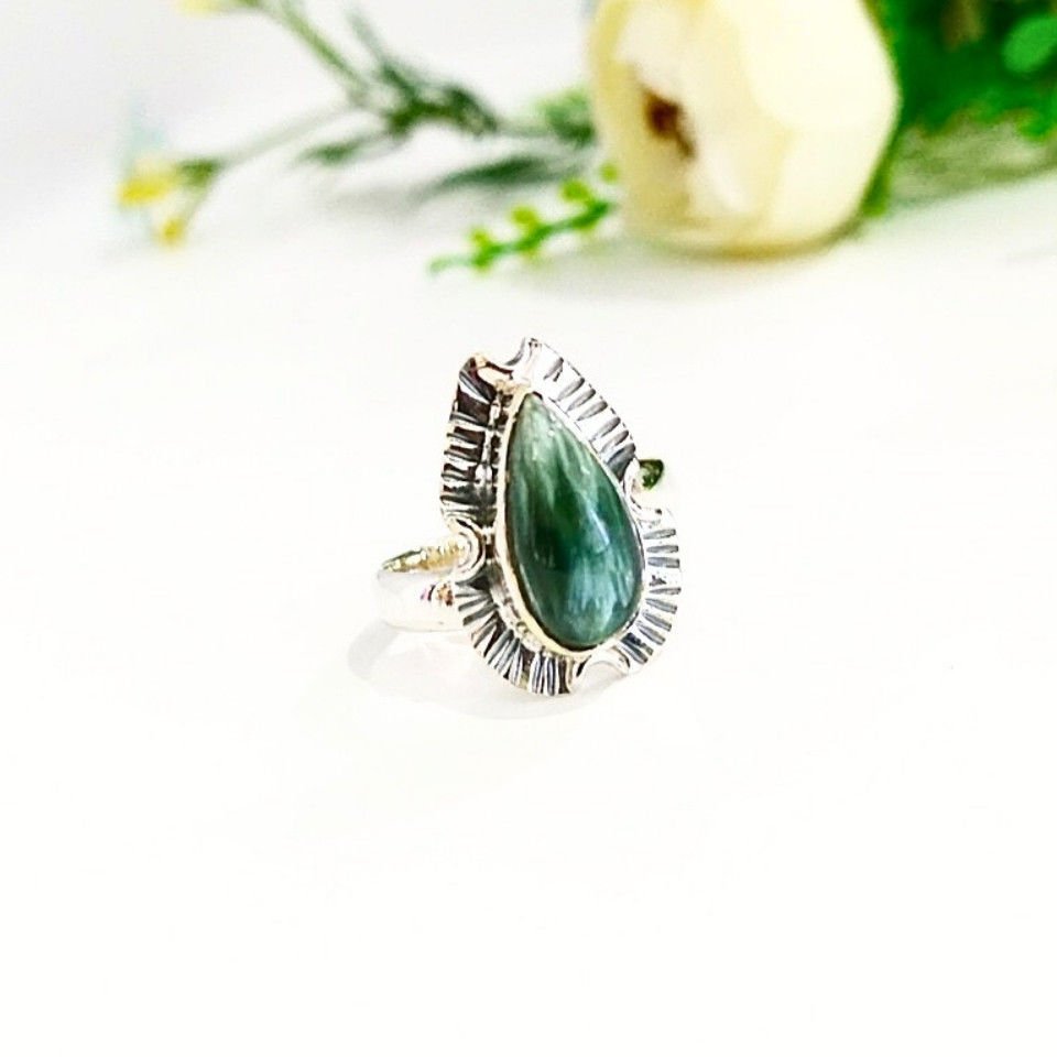 Ring mit Seraphinit-Stein und besonderem Design