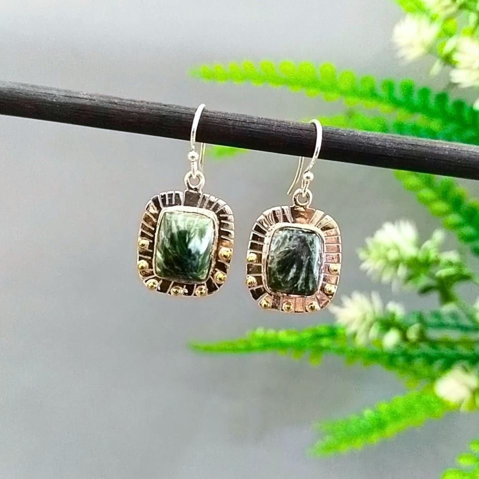 Ohrringe mit Seraphinit-Stein und besonderem Design