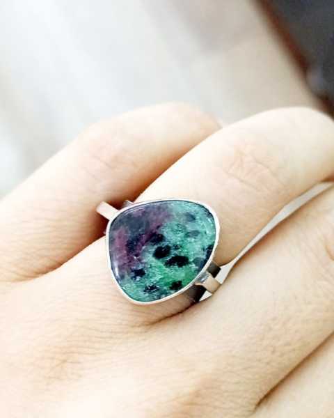 Rubyzoisite-Ring mit besonderem Design
