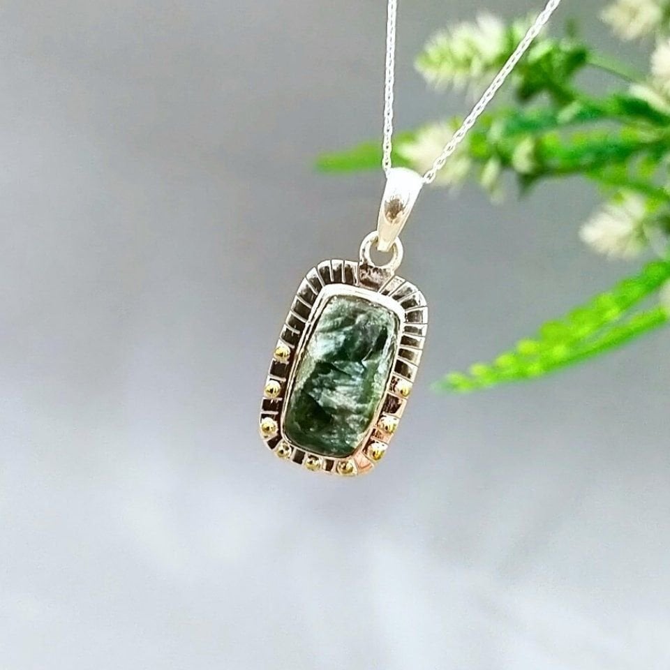 Halskette mit Seraphinit-Stein und besonderem Design