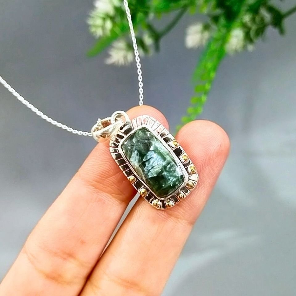 Halskette mit Seraphinit-Stein und besonderem Design
